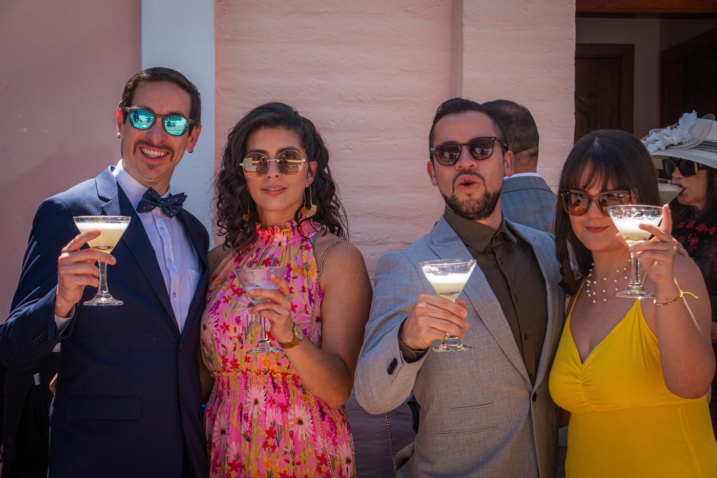 Invitados brindando con cócteles en un evento